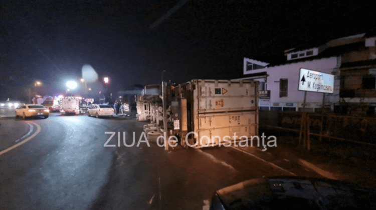 VIDEO Un TIR cu numere moldovenești s-a răsturnat, noaptea trecută, în România