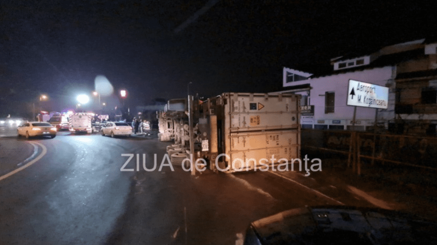 VIDEO Un TIR cu numere moldovenești s-a răsturnat, noaptea trecută, în România