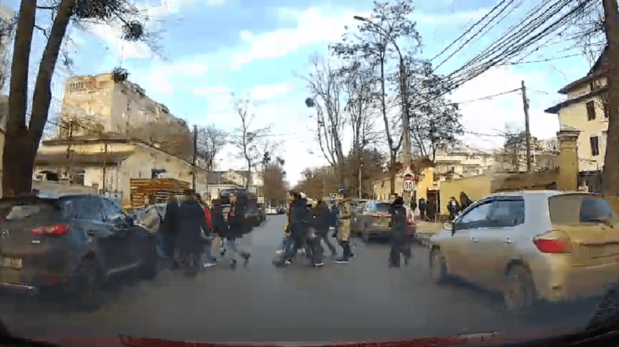 VIDEO Se întâmplă în Chișinău! Profesoara îi învață pe elevi cum să (NU) traverseze strada