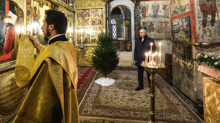 VIDEO Putin, singur la slujba din Ajunul Crăciunului. Este prima dată când sărbătorește la Moscova