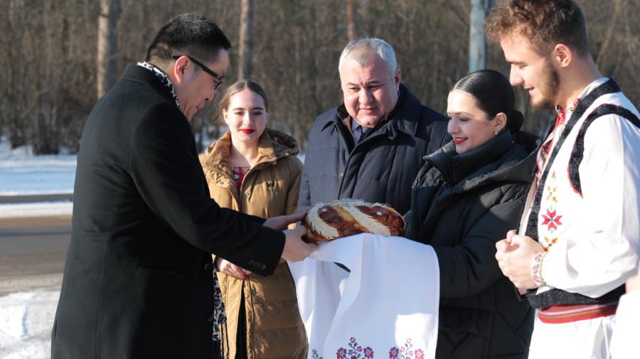 FOTO Cu pâine și sare. Nicolai Grigorișin a avut oaspeți astăzi la Bălți. Ce cadou a primit edilul