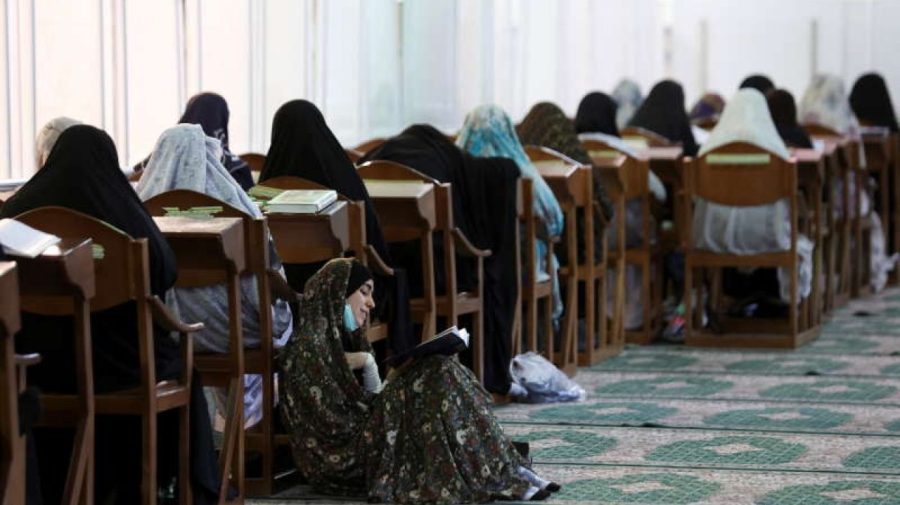 Sute de eleve, „otrăvite intenţionat” într-un oraş sfânt din Iran. Scopul atacatorilor: închiderea şcolilor de fete