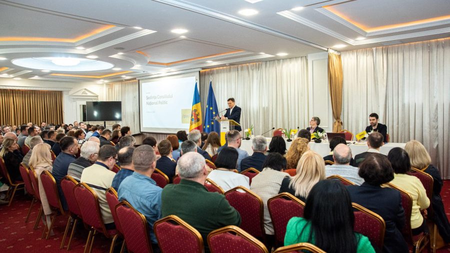 FOTO Prim-ministrul Dorin Recean nu este membru PAS, dar a ținut cuvântare la întrunirea politica. Se cere în echipă?!