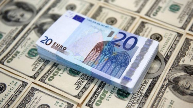CURS VALUTAR 10 februarie: Moneda națională pierde poziții în fața euro. Prețul dolarului – neschimbat
