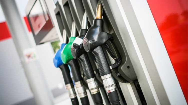 Ieftinirile se țin lanț! Prețul motorinei coboară sub 23 de lei. Cât costă azi benzina