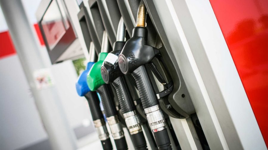 Ieftinirile se țin lanț! Prețul motorinei coboară sub 23 de lei. Cât costă azi benzina