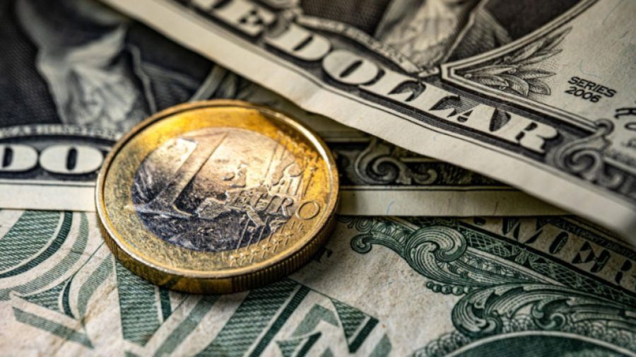 CURS VALUTAR 15 februarie: Ba cade, ba se ridică! Euro se scumpește cu 13 bani. Cât costă dolarul