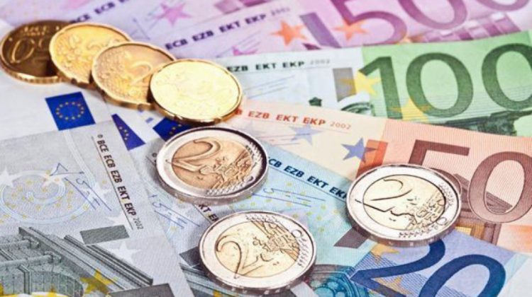 CURS VALUTAR 17 februarie: Moneda europeană continuă să se ieftinească. Pierde din puteri și dolarul