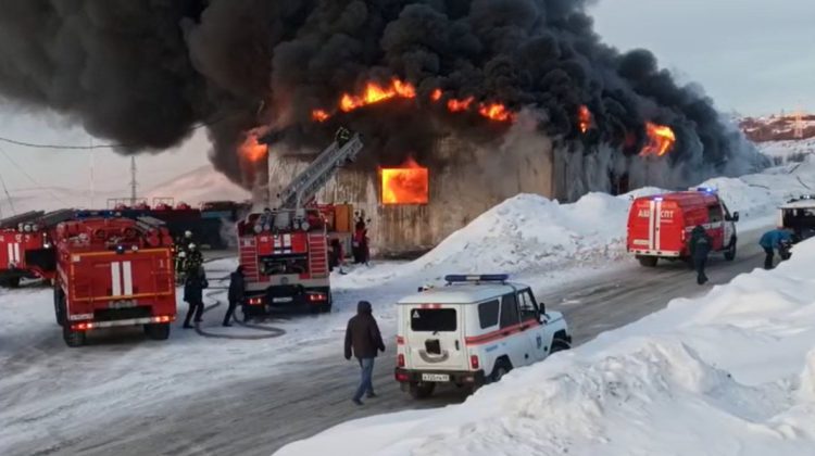 VIDEO Un depozit din Extremul Orient al Rusiei a fost mistuit de flăcări. Au ars mașini de mare tonaj