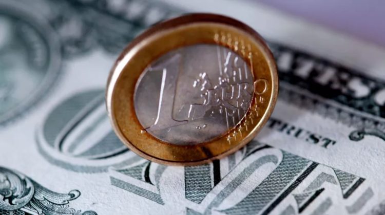 CURS VALUTAR 22 februarie: Euro coboară sub 20 de lei. Cât costă azi dolarul