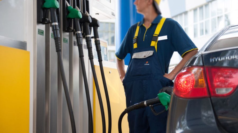 De râs și de plâns! Benzina se ieftinește cu un ban. Ce se întâmplă cu motorina