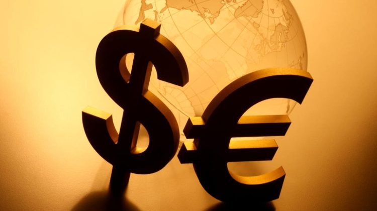 CURS VALUTAR 23 februarie: Euro continuă să se ieftinească, iar dolarul se scumpește