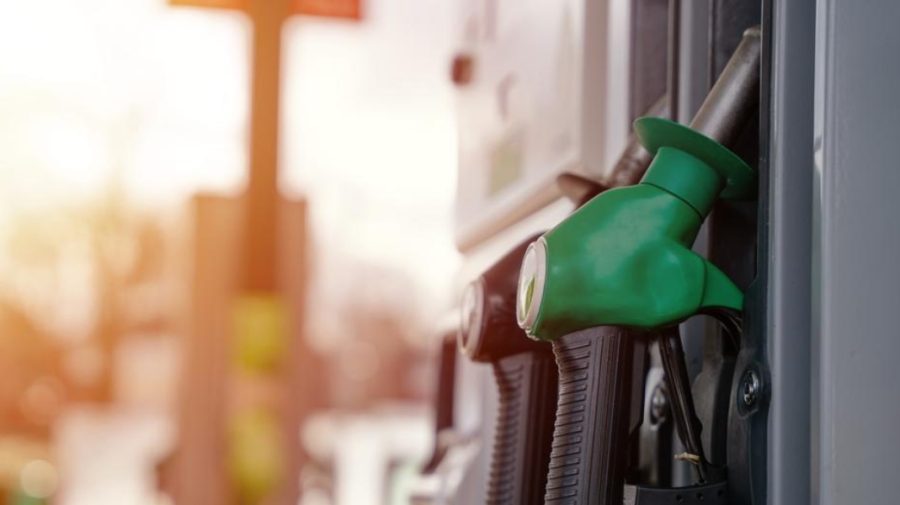 Carburanții se ieftinesc în weekend! Cât costă azi benzina și motorina