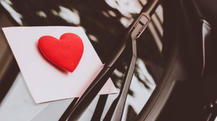 Cupidon ține cu șoferii! De ziua îndrăgăstiților, benzina și motorina se ieftinesc