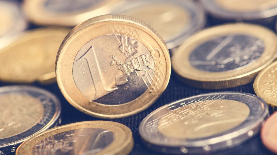 CURS VALUTAR 7 februarie: Euro se prăbușește! Moneda europeană se ieftinește cu 30 de bani
