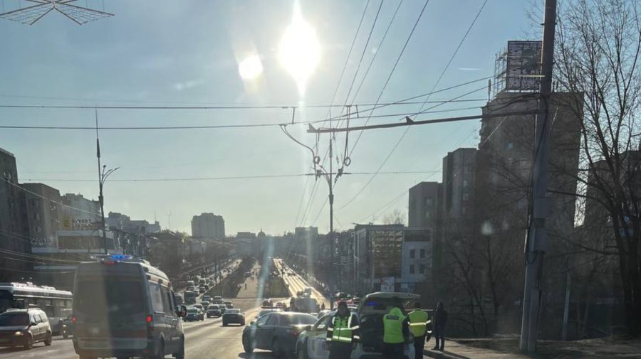 FOTO, VIDEO Trei mașini s-au tamponat pe Albișoara! Un șofer, transportat la spital