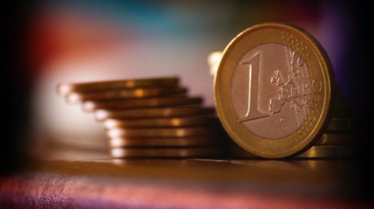 CURS VALUTAR 28 februarie: Moneda națională pierde poziții. Dolarul se scumpește cu aproape 4 bani
