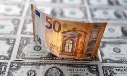 CURS VALUTAR 2 februarie: Euro se scumpește cu 18 bani. Dolarul ține pasul