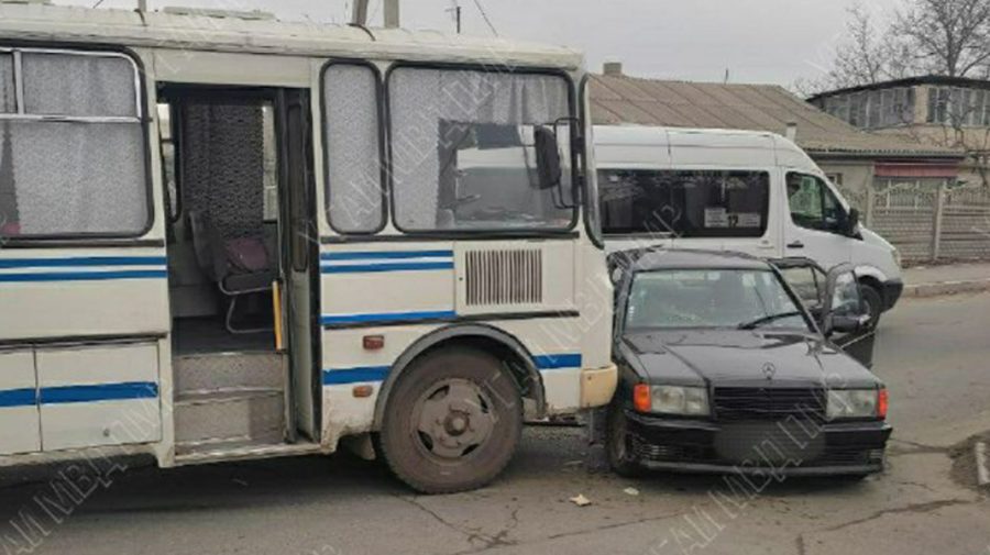 FOTO Accident în stânga Nistrului! Un autobuz școlar s-a izbit de un Mercedes. În ce stare sunt elevii