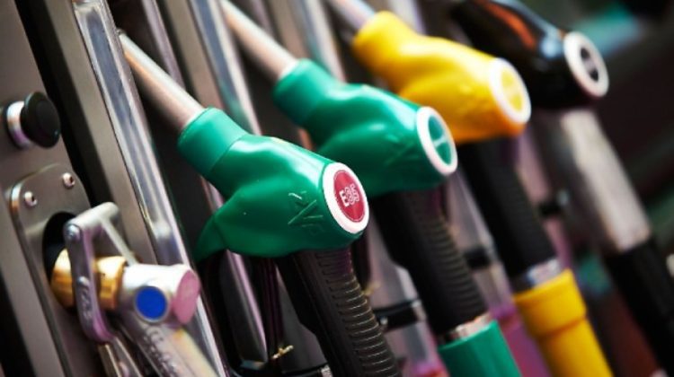 Terminăm săptămâna cu vești bune! Carburanții se ieftinesc. Vezi cu cât