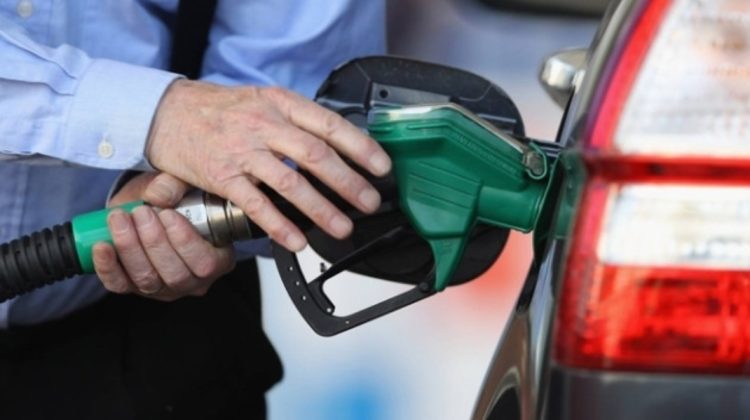 O nouă zi, cu noi ieftiniri! Prețul motorinei scade azi cu 32 de bani. Cât costă benzina
