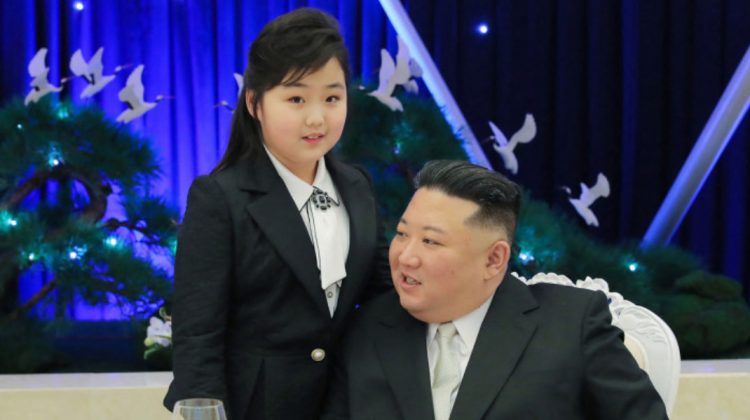 FOTO Phenianul pregătește un nou dictator? Fiica lui Kim Jong-un a fost „steaua” unui eveniment militar fastuos