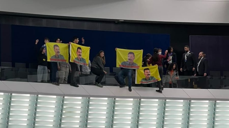 FOTO, VIDEO Parlamentul European a fost evacuat! Mai mulți protestatari kurzi au amenințat că se aruncă de la balcon