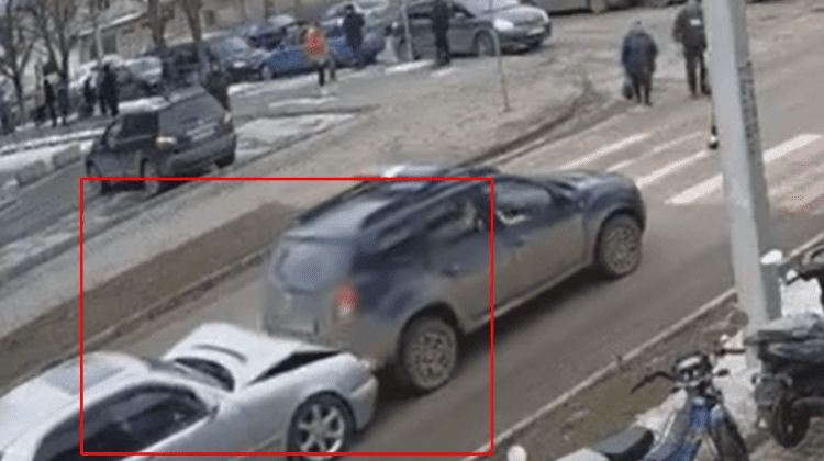VIDEO Șoferi, așa NU! Momentul în care o mașină de serviciu a Poliției de Frontieră este tamponată