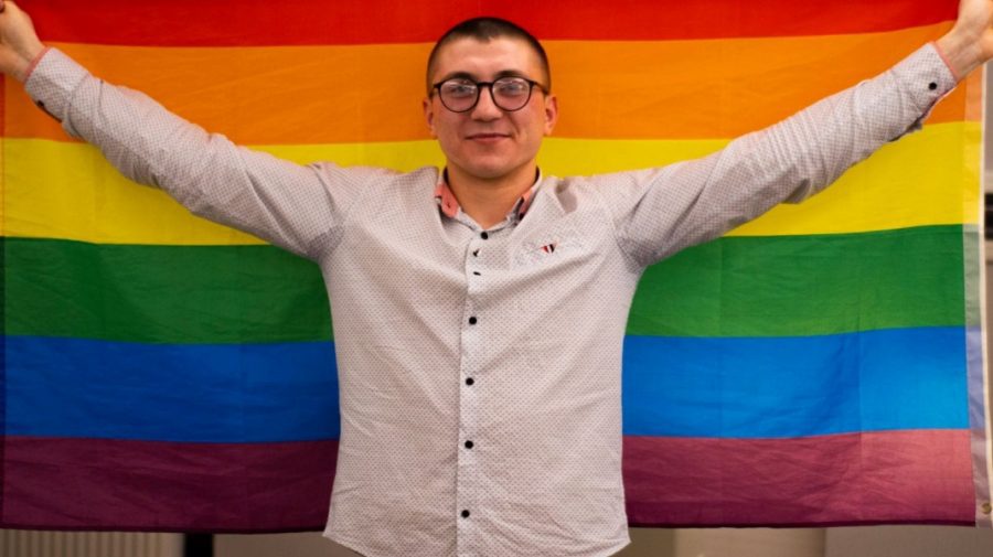 Ministerul Apărării – dat în judecată de Pavlescu căruia i s-a cerut să demonstreze că e homosexual cu foto intime