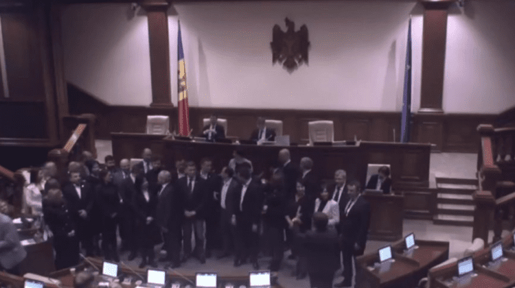 VIDEO CIRC în Parlament! PAS a făcut gard viu în fața premierului Gavrilița, iar Tauber i-a adus cătușe