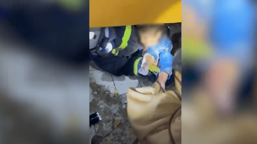 IMAGINI DRAMATICE din Turcia. „Atent la cap!” Un copil de trei ani, scos de sub ruine de salvatorii moldoveni