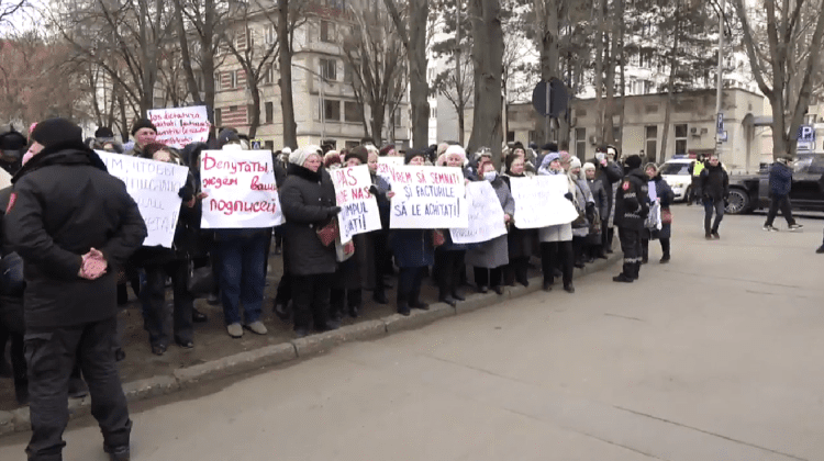 VIDEO „Grosu, ieși afară!” Parlamentul, înconjurat de zeci de oameni care cer să le fie plătite facturile