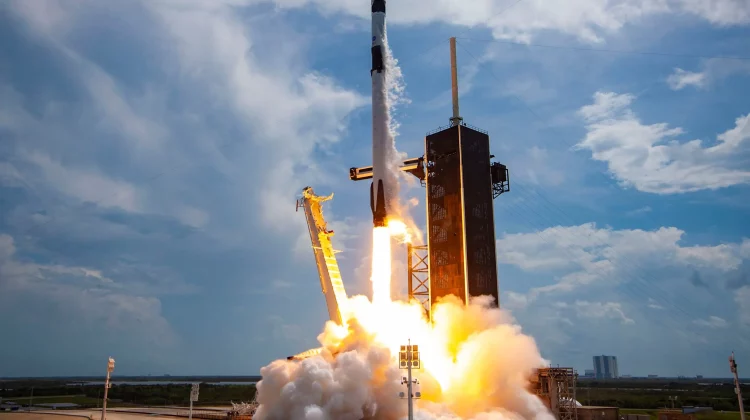Space X a testat cu succes motoarele celei mai puternice rachete din toate timpurile. Când va efectua primul zbor