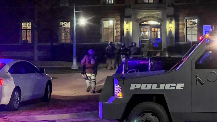 VIDEO Cel puțin trei morți și mai mulți răniți într-un atac armat în campusul universității de stat din Michigan