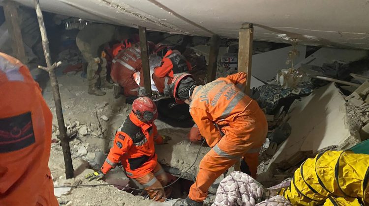VIDEO O femeie şi un copil mic au fost scoşi în viaţă de sub dărâmături, după aproape o săptămână de la cutremur