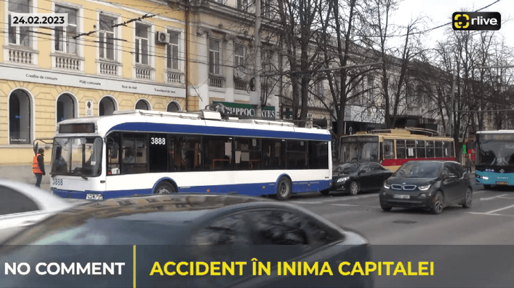 VIDEO Accident în inima Capitalei! Un automobil a rămas prins între două troleibuze