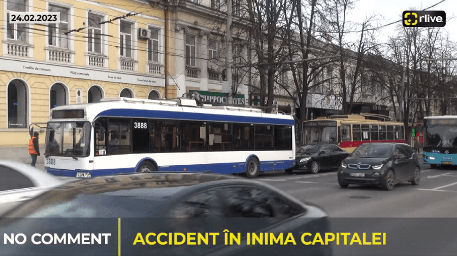 VIDEO Accident în inima Capitalei! Un automobil a rămas prins între două troleibuze