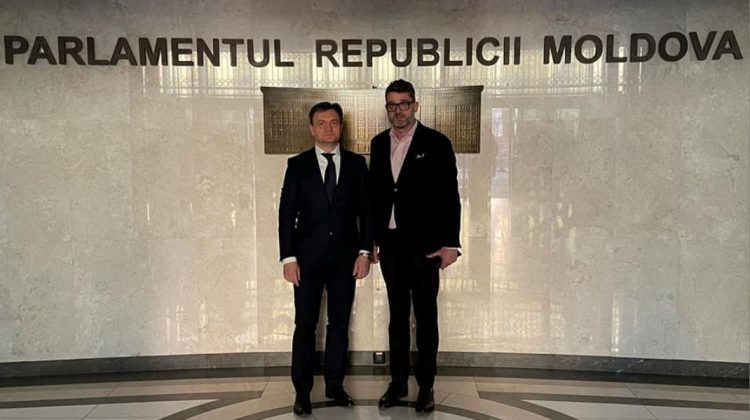 FOTO Ambasadorul României, în sala plenului, când a fost învestit Guvernul Recean. A scris și un mesaj
