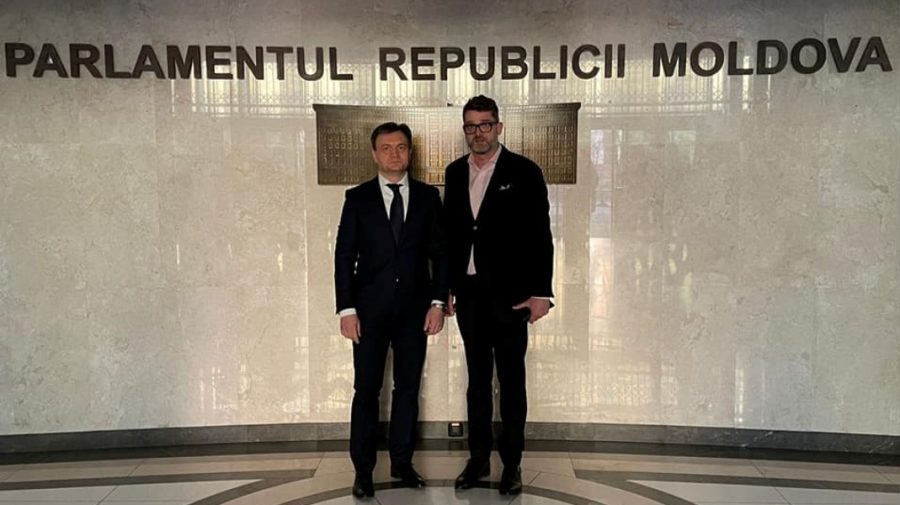 FOTO Ambasadorul României, în sala plenului, când a fost învestit Guvernul Recean. A scris și un mesaj