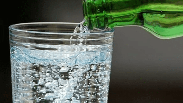 Ce se întâmplă în corpul tău dacă bei numai apă minerală