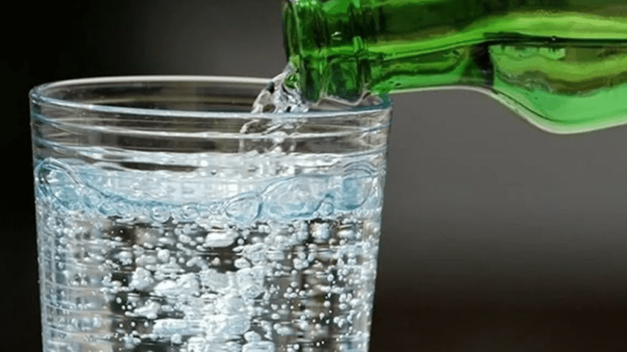 Ce se întâmplă în corpul tău dacă bei numai apă minerală