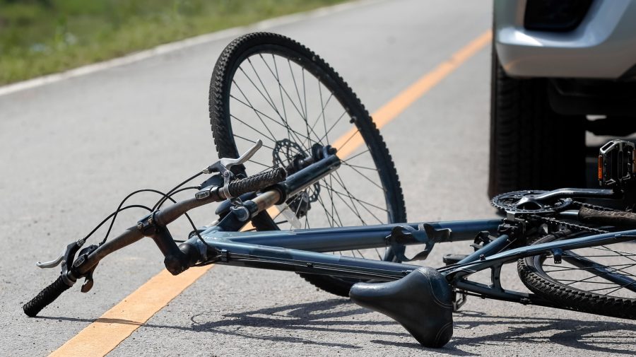Accident la Stăuceni: Doi minori pe bicicletă au fost loviți de o mașină. Cum se simt copiii?