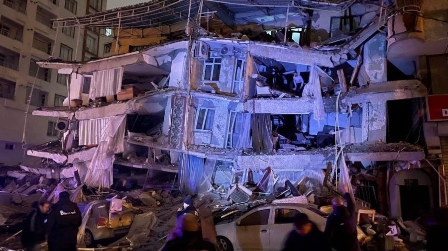 VIDEO Imagini cu momentul în care o clădire se prăbușește în timpul cutremurului din Turcia