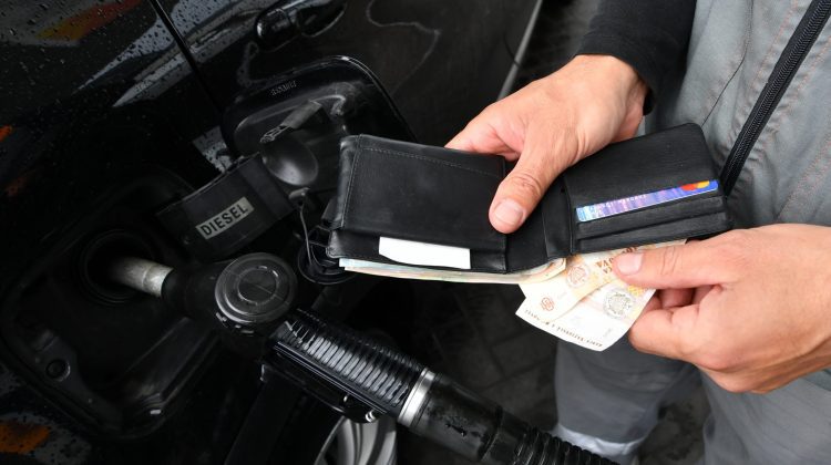 Șoferi, de Dragobete, să faceți plinul! ANRE a afișat noile prețuri la carburanți pentru ziua de vineri