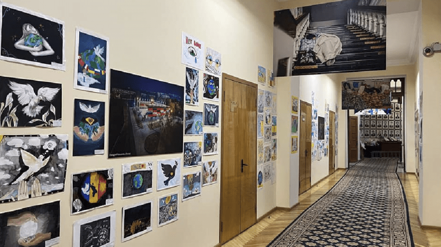 VIDEO „Copiii pentru Pace”. Cum arată expoziția de artă inaugurată în incinta Primăriei