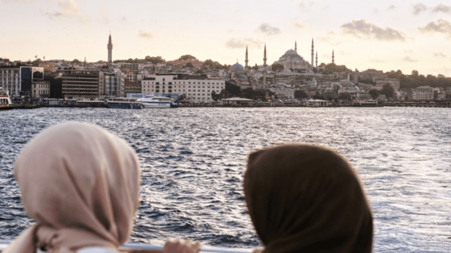 Feribot din Istanbul – transformat în „locuință plutitoare”! Sute de sinistrați din Turcia vor locui acolo