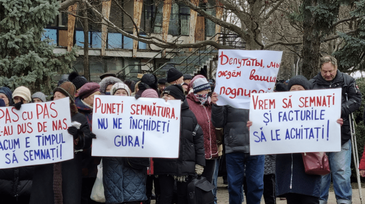 Partidul ȘOR – flashmob la Parlament: Au cerut Guvernului să plătească integral facturile cetățenilor