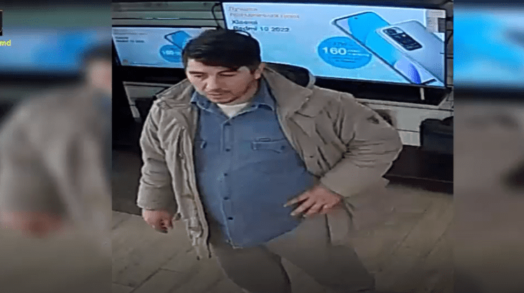 VIDEO Rușinos! Bărbatul din imagini este căutat, după ce a furat un notebook