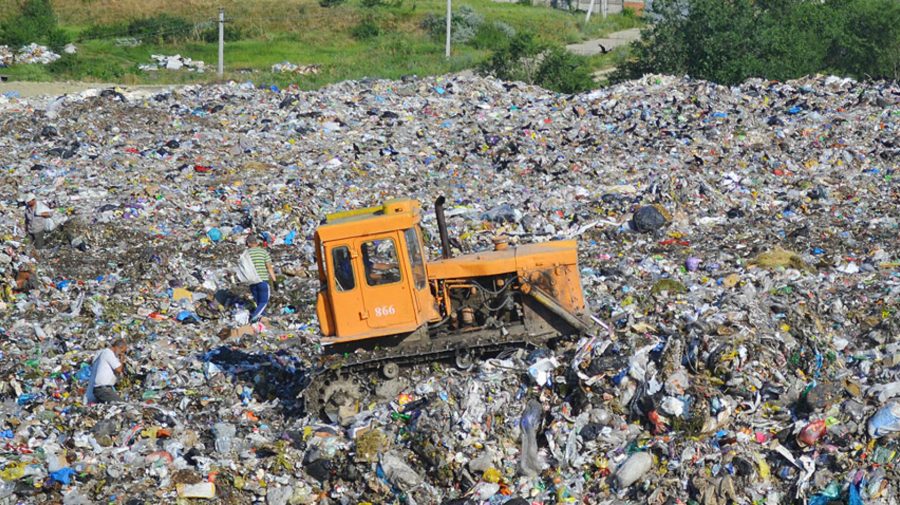 Lume îngropată în plastic! Vom genera 220 de milioane de tone de deșeuri în acest an. Ce țară este pe primul loc