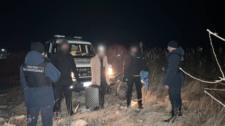 FOTO Grăbiți și cu valize, trei cetățeni străini au fost depistați la frontieră. Unde urmau să ajungă